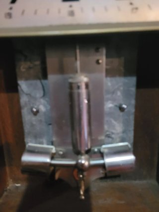 Reloj regulador electromecánico.