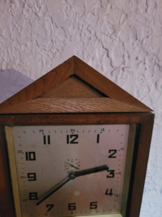 Reloj regulador electromecánico.