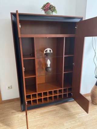 Mueble de salón/bar de madera con baldas cristal