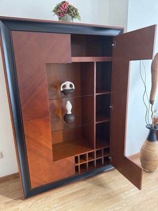 Mueble de salón/bar de madera con baldas cristal
