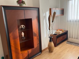 Mueble de salón/bar de madera con baldas cristal