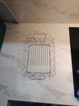 Cesta decorativa de metal plateado