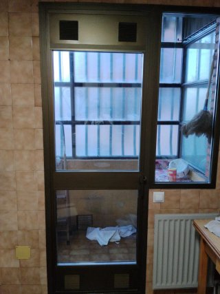 Puerta y cristal fijo aluminio marrón