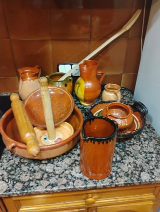 Menaje de cocina de cerámica y madera