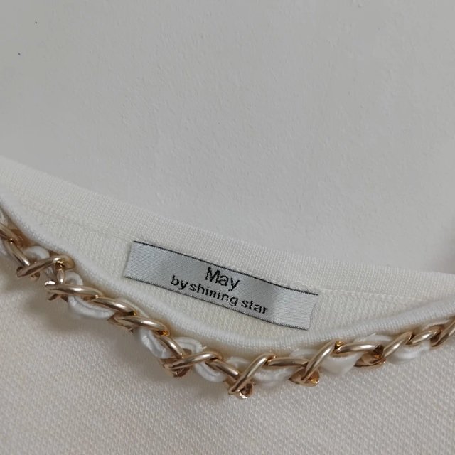 Top bianco con spalline dorate