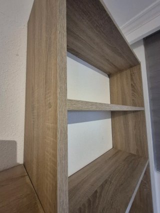 Estantería de madera estilo moderno