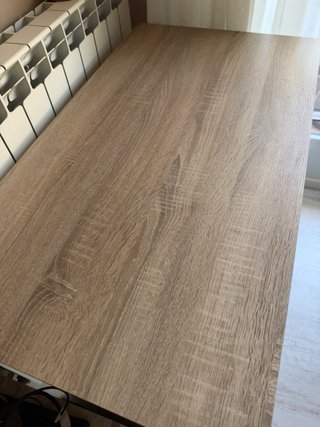 Escritorio de madera color beige y marrón