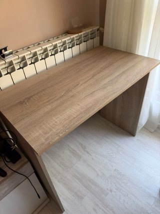 Escritorio de madera color beige y marrón
