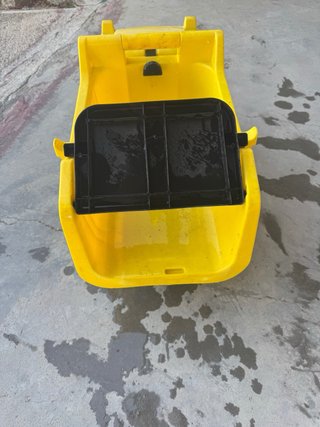 Camión de juguete amarillo