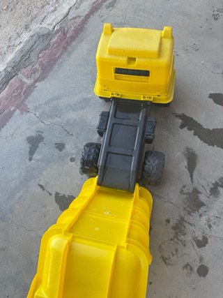 Camión de juguete amarillo