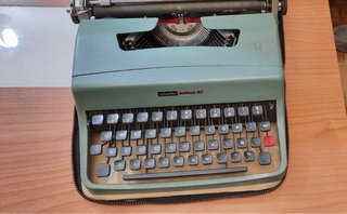 Máquina de escribir Olivetti con funda