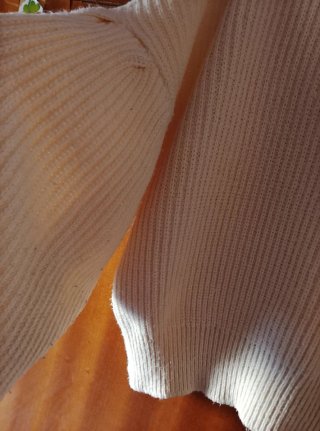 Jersey beige cuello alto de Stradivarius