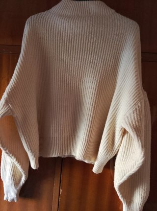 Jersey beige cuello alto de Stradivarius