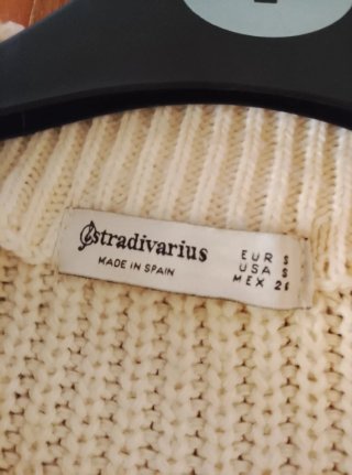 Jersey beige cuello alto de Stradivarius