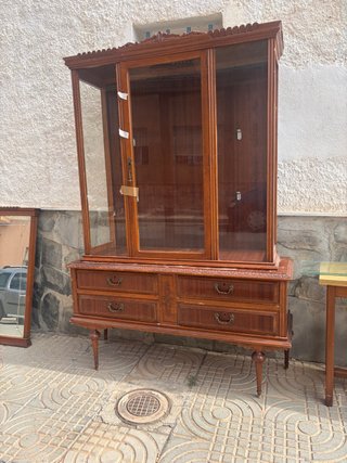 Mueble vitrina madera y cristal