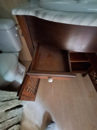 Mueble de baño madera con espejo y lavabo