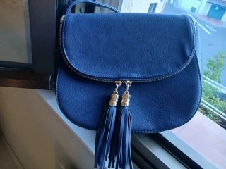 Bolso azul con flecos