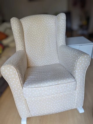 Sillón de lactancia con lunares