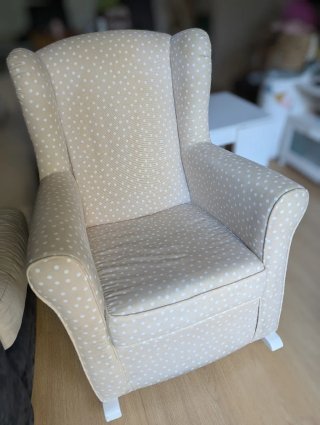 Sillón de lactancia con lunares