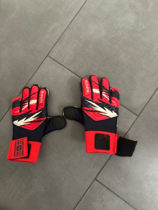 Guantes de portero Kipsta rojos y azules