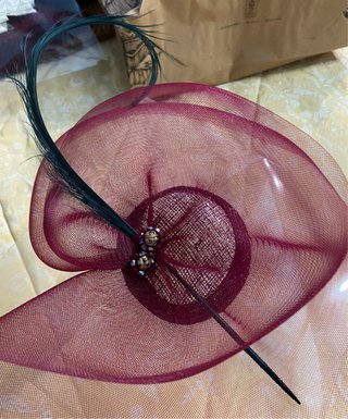 Tocado Boda berenjena y pluma azul petróleo