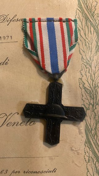 Quadro con attestato, medaglie e foto WW1