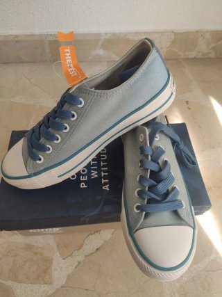 Zapatillas Mustang azules con etiqueta