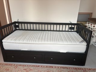 Cama nido diván de Ikea marrón con cajones Hemnes