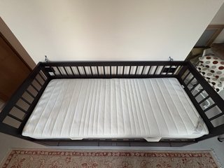 Cama nido diván de Ikea marrón con cajones Hemnes