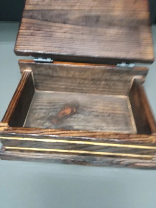 Caja decorativa de madera con mapa