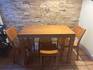 Mesa de cocina con 4 sillas de madera