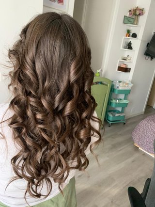 MAQUILLAJE Y PELUQUERÍA A DOMICILIO