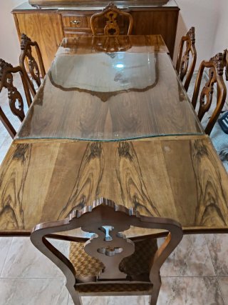 Comedor: Vitrina, aparador y mesa con 6 sillas