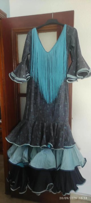 Vestido de gitana con flecos y volantes
