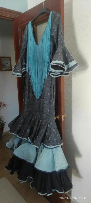 Vestido de gitana con flecos y volantes