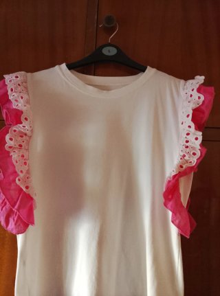 Camiseta blanca con volantes rosa