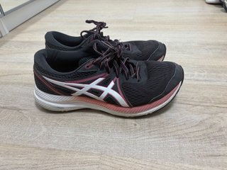 Zapatillas ASICS negras y rosas