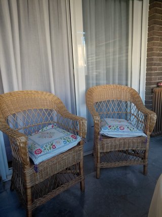 Butacas de mimbre con cojín floral bordado a mano