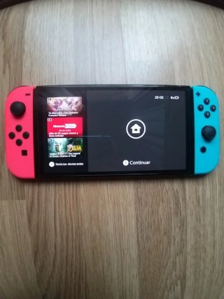 Nintendo Switch OLED roja y azul