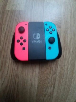 Nintendo Switch OLED roja y azul