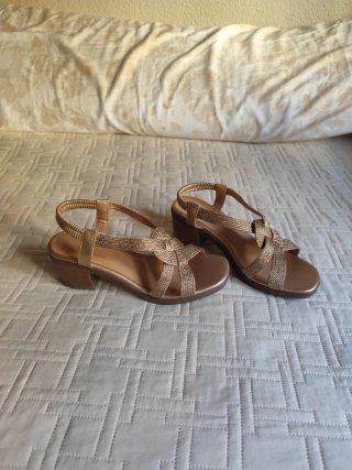 Sandalias doradas tacón ancho tiras trenzadas