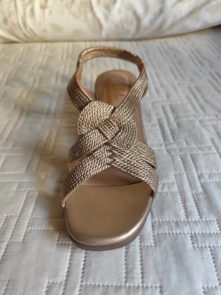 Sandalias doradas tacón ancho tiras trenzadas