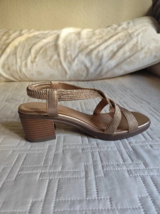 Sandalias doradas tacón ancho tiras trenzadas