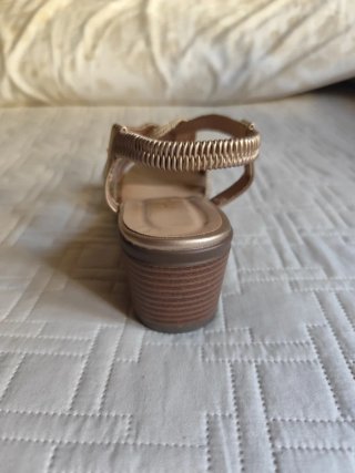 Sandalias doradas tacón ancho tiras trenzadas