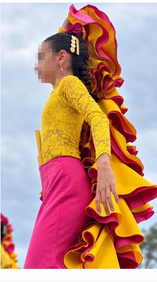 Bata de cola desmontable rosa y amarillo