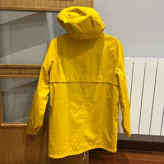 Chubasquero amarillo con capucha