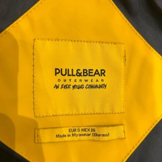 Chubasquero amarillo con capucha