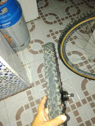 Llanta de bicicleta con aro amarillo marca Shimano