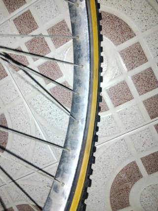 Llanta de bicicleta con aro amarillo marca Shimano