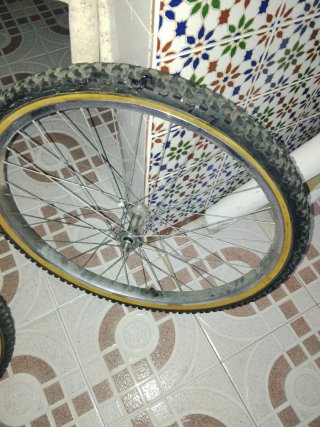 Llanta de bicicleta con aro amarillo marca Shimano